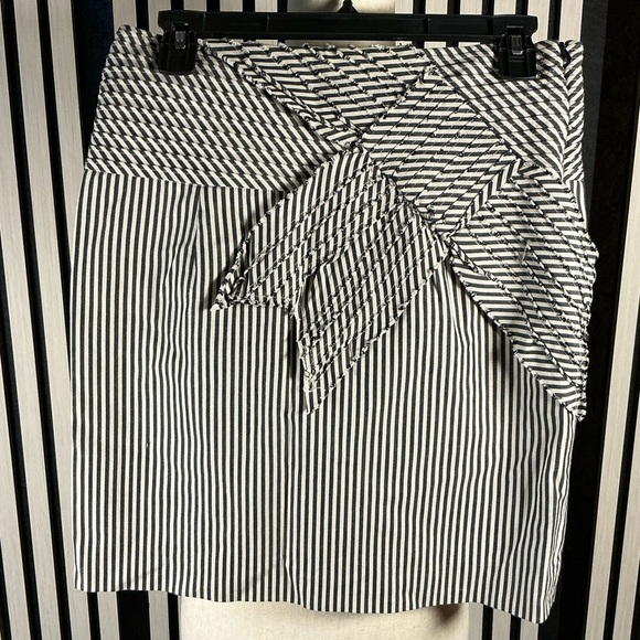 CARE ME…..PURRR Black and Beige Patterned Mini Skirt Sz M - Picture 1 of 4